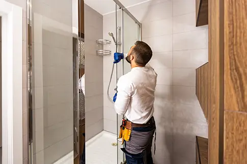 Installation professionnelle de douche, baignoire ou lavabo par l'équipe HEINIS Energies